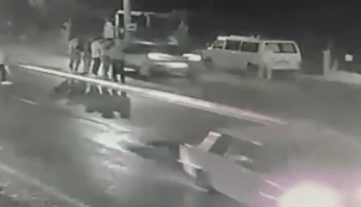 Otomobilin yayaya çarptığı kaza güvenlik kamerasına yansıdı
