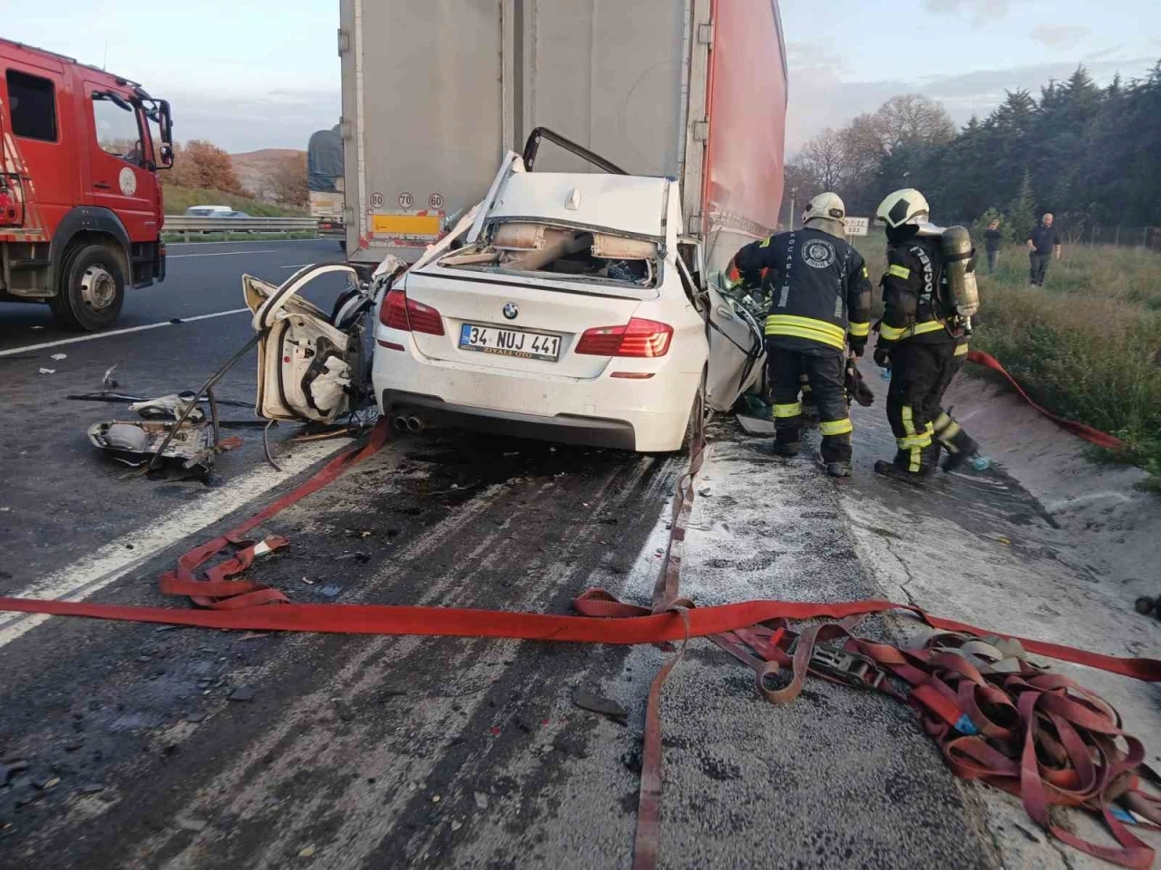 Otomobiliyle tırın altına giren 18 yaşındaki s&uuml;r&uuml;c&uuml; hayatını kaybetti
