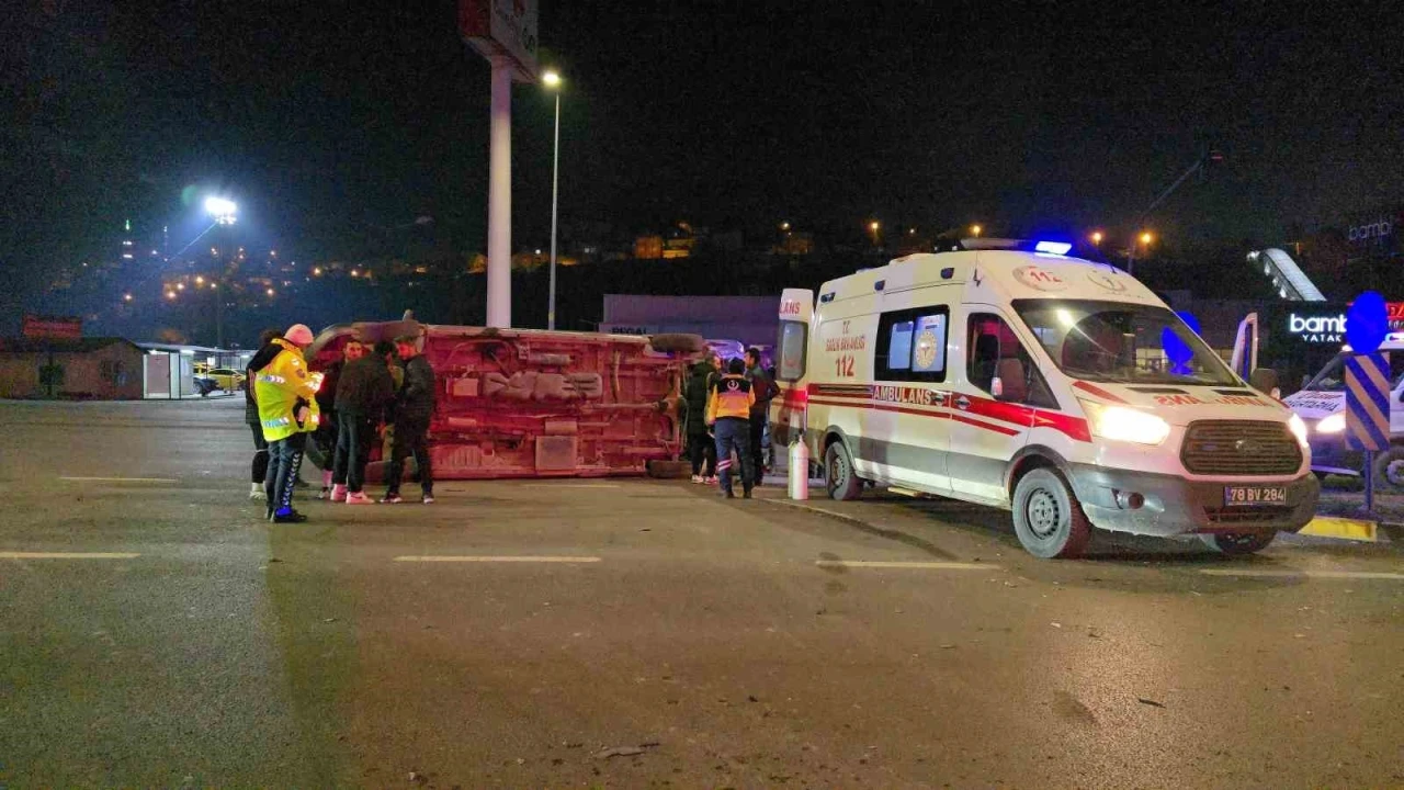 Otomobille &ccedil;arpışan ambulans devrildi: 3 sağlık &ccedil;alışanı yaralandı
