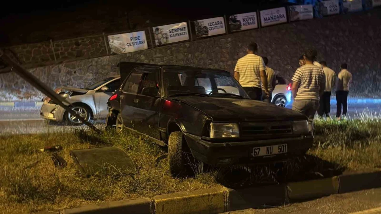 Otomobille &ccedil;arpışan ara&ccedil; metrelerce s&uuml;r&uuml;klendi

