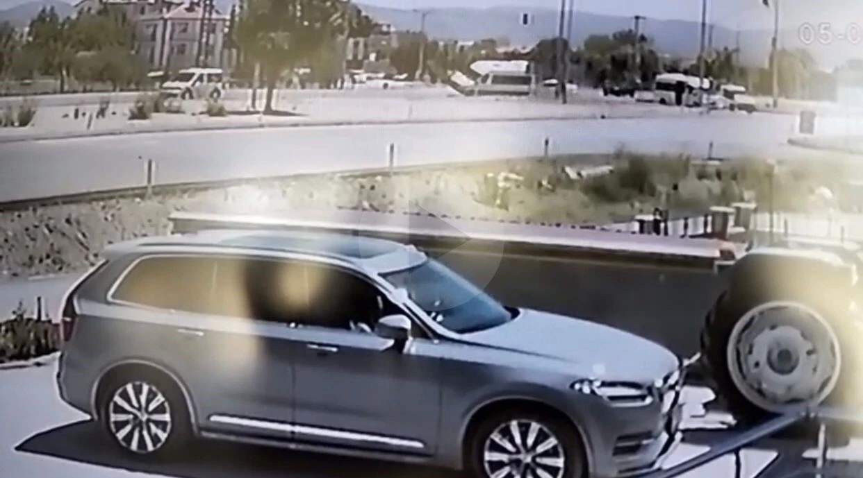 Otomobille çarpışan minibüs devrilmekten son anda kurtuldu: 3 yaralı
