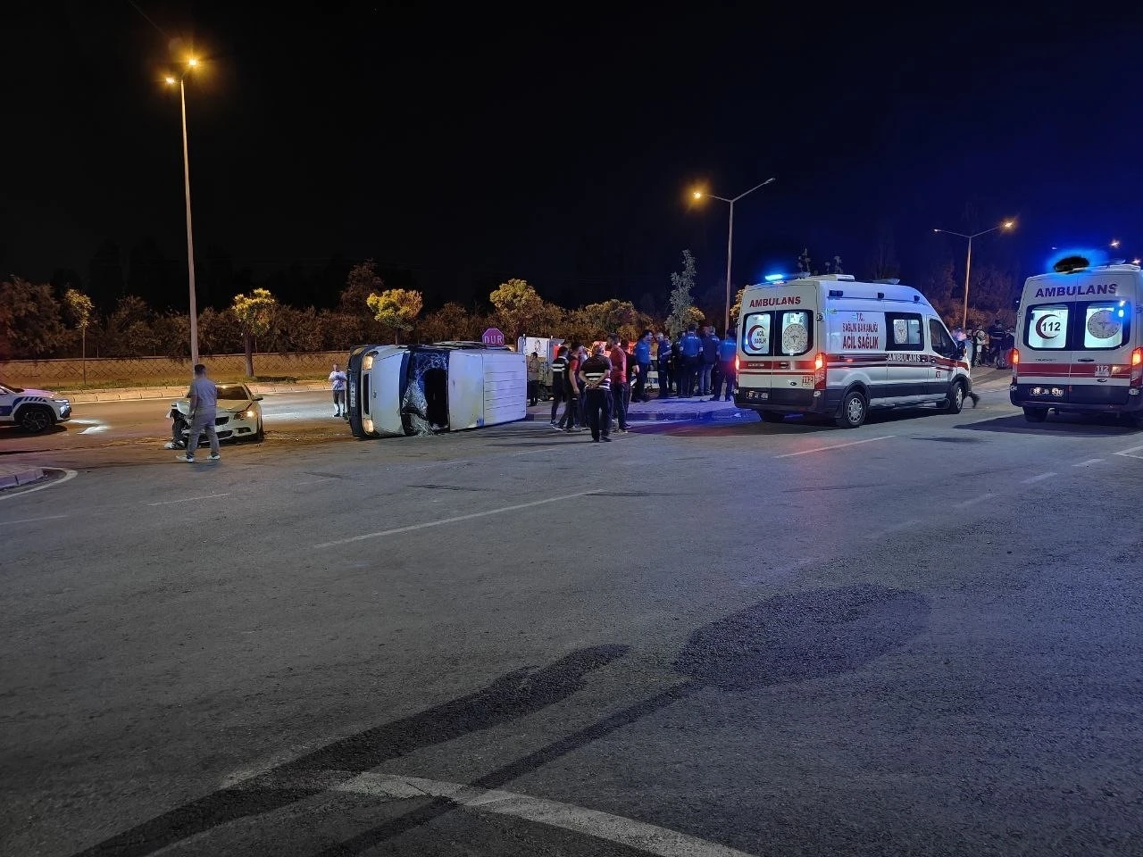 Otomobille çarpışan minibüs yan yattı: 9 yaralı
