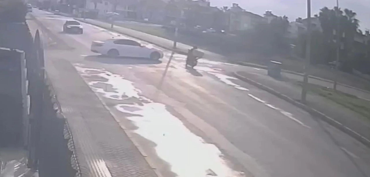 Otomobille çarpışan motokuryenin ağır yaralandığı kaza güvenlik kamerasına yansıdı
