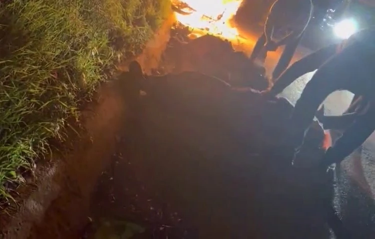 Otomobille çarpışan motosiklet alev topuna döndü: 1’i ağır 2 yaralı
