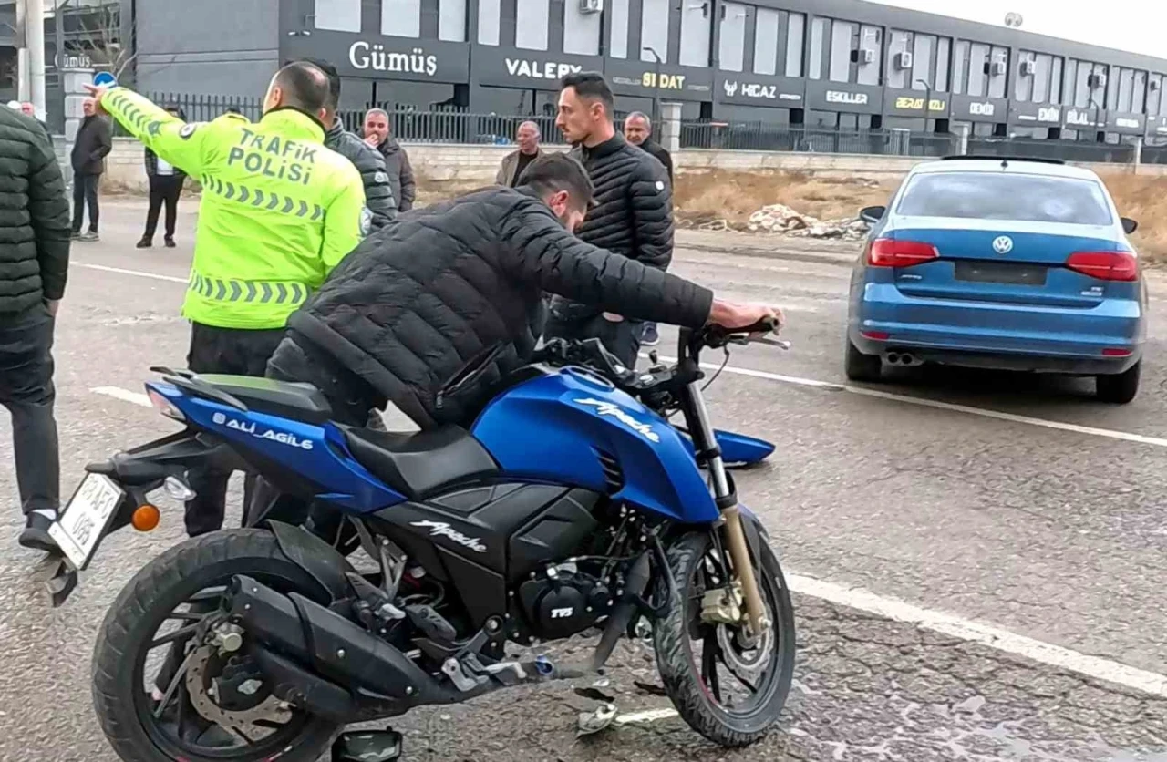 Otomobille &ccedil;arpışan motosikletin 16 yaşındaki s&uuml;r&uuml;c&uuml;s&uuml; ağır yaralandı
