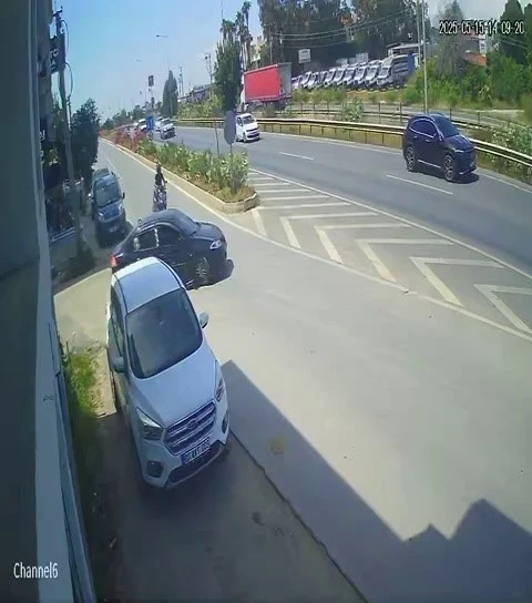 Otomobille çarpışan motosikletin sürücüsü metrelerce savruldu
