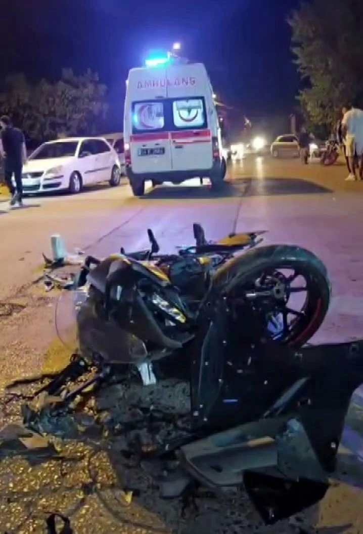 Otomobille çarpışan motosikletin sürücüsü metrelerce savruldu: Kaza anı kamerada
