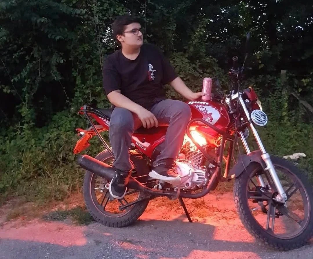 Otomobille &ccedil;arpışan motosikletin s&uuml;r&uuml;c&uuml;s&uuml; yaşam m&uuml;cadelesini kaybetti
