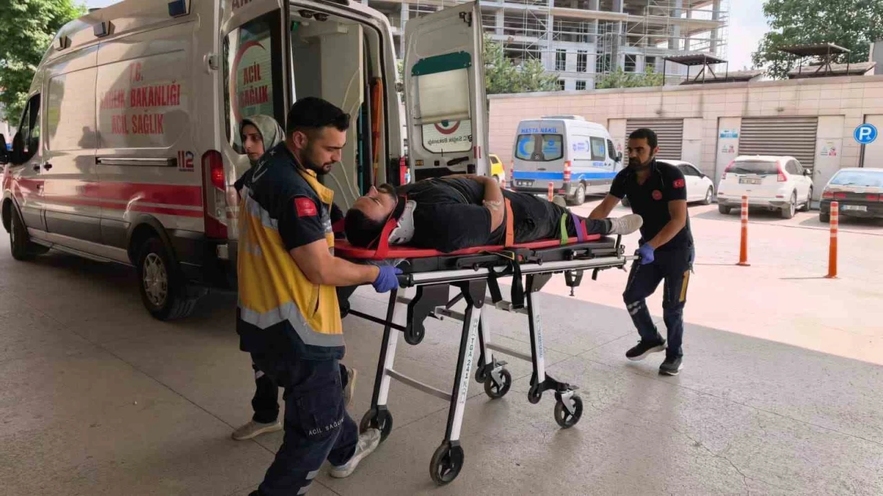 Otomobille çarpışan motosikletli yaralandı: Kaza a
