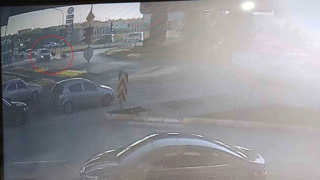 Otomobille çarpışan motosikletli yola savruldu: 1 yaralı
