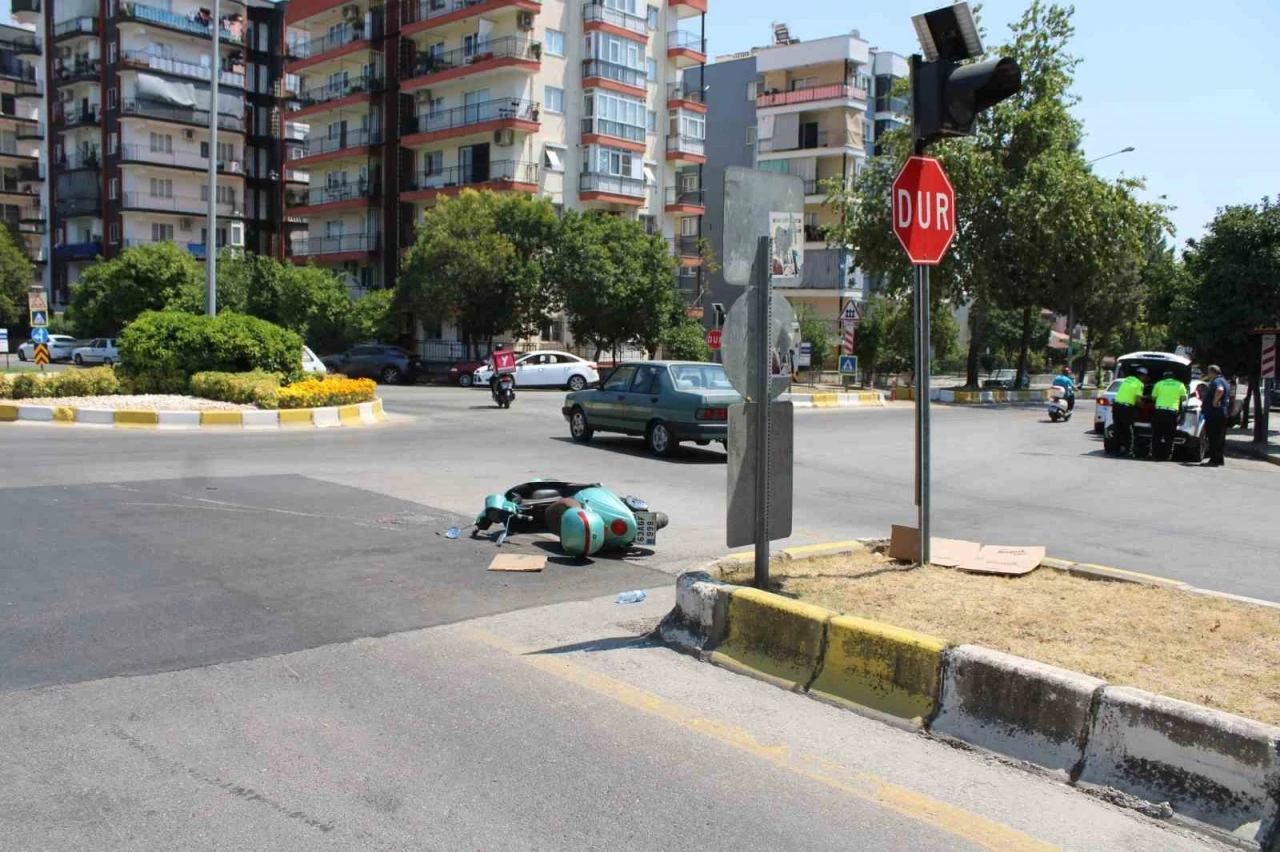 Otomobille çarpışan motosikletteki iki kişi yaralandı
