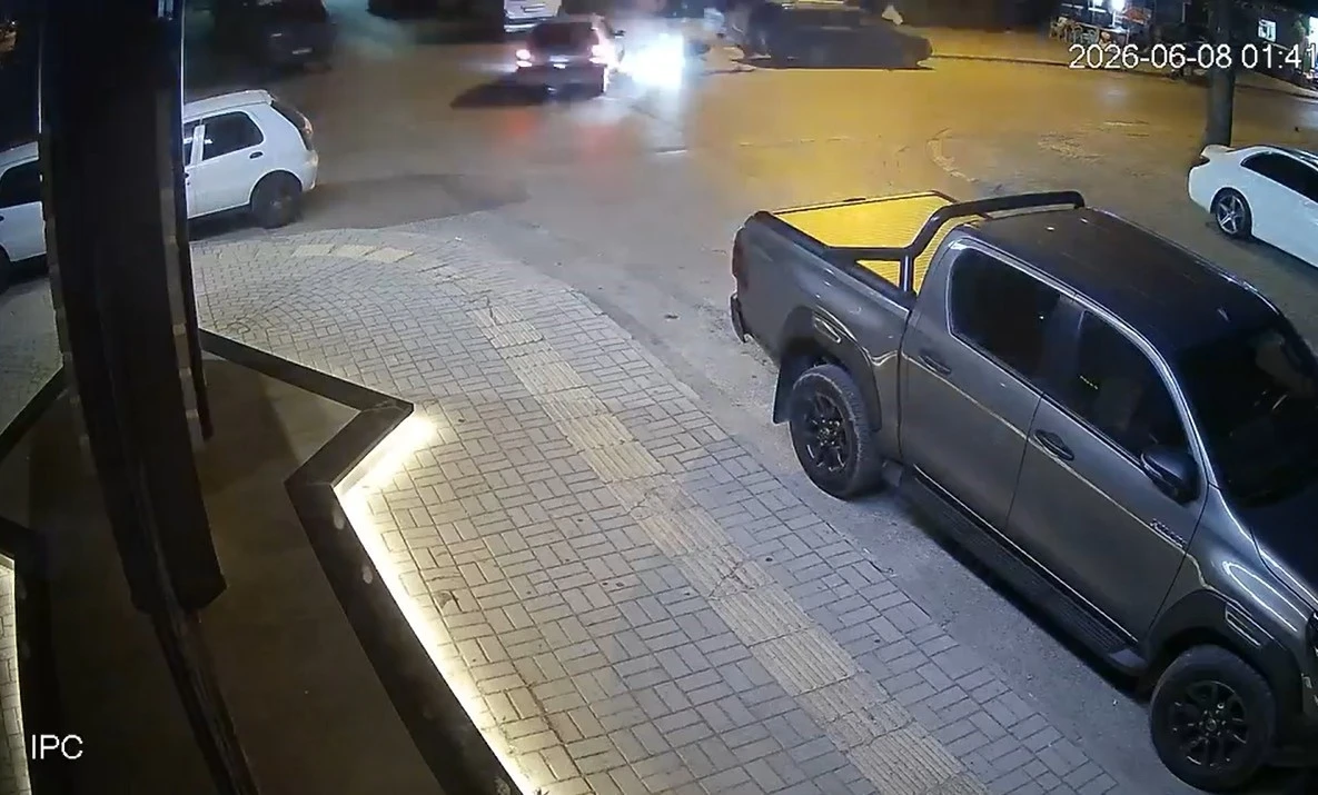 Otomobille çarpışan motosiklettekiler, metrelerce 