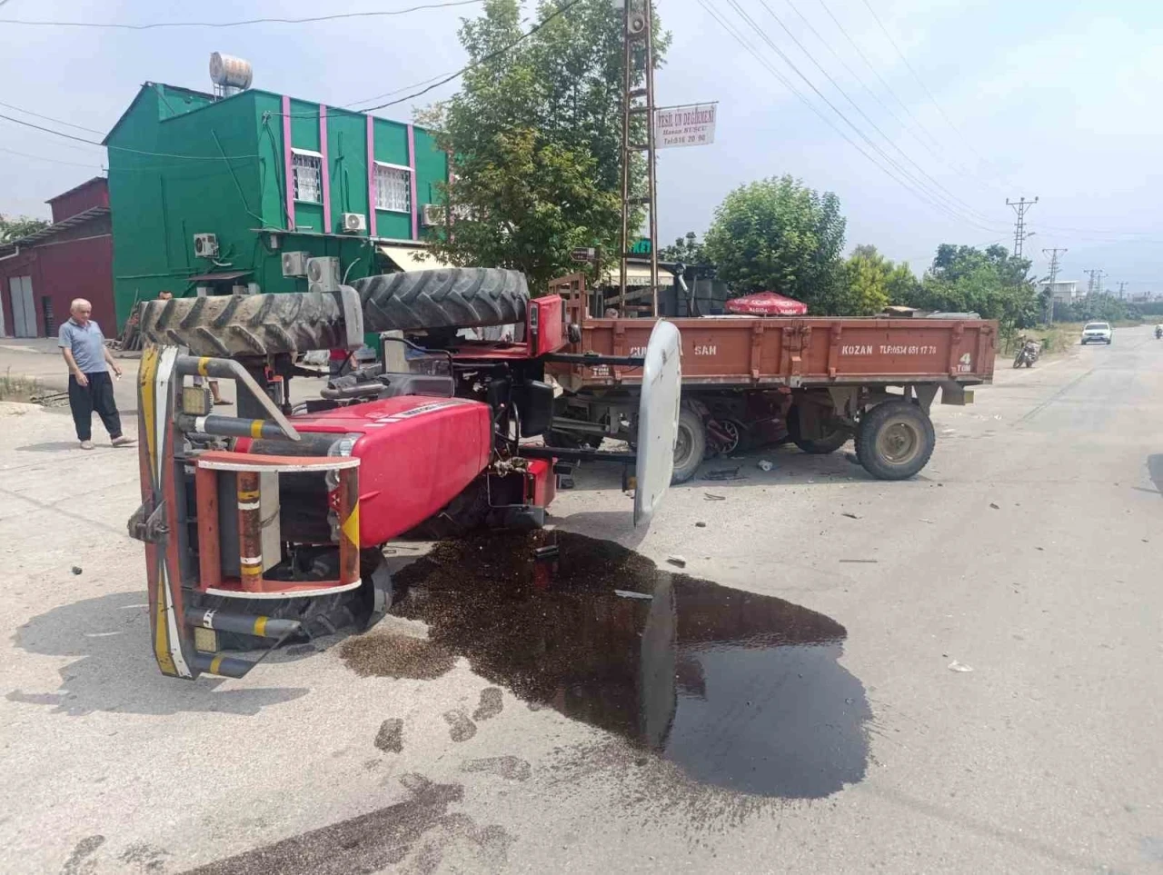 Otomobille çarpışan traktör devrildi: 2 yaralı
