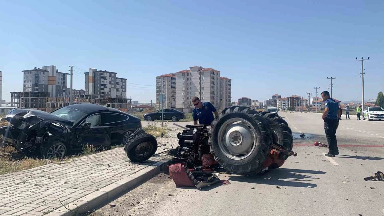 Otomobille çarpışan traktör parçalandı: 1 ölü
