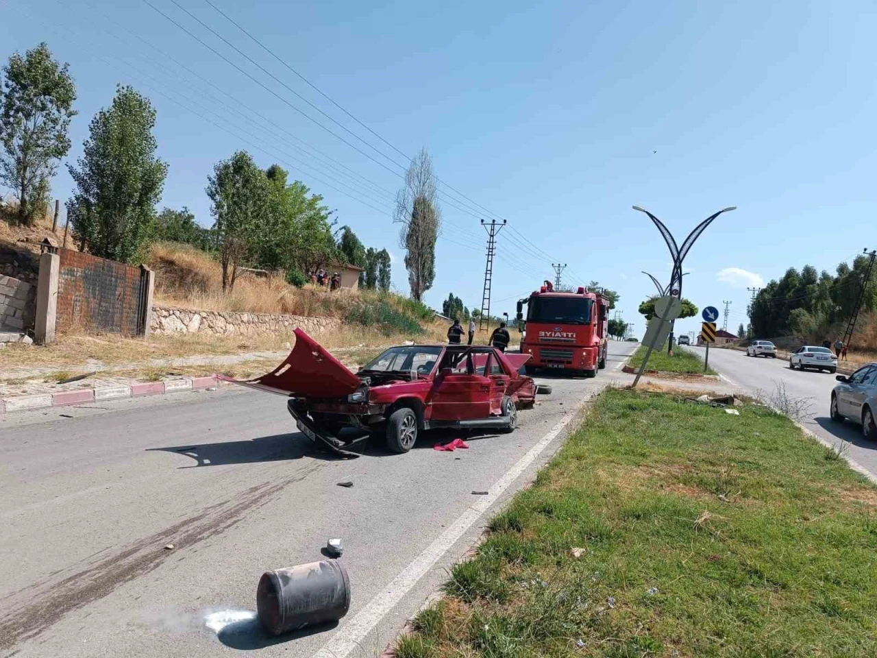 Otomobille kamyonet çarpıştı: 4 yaralı
