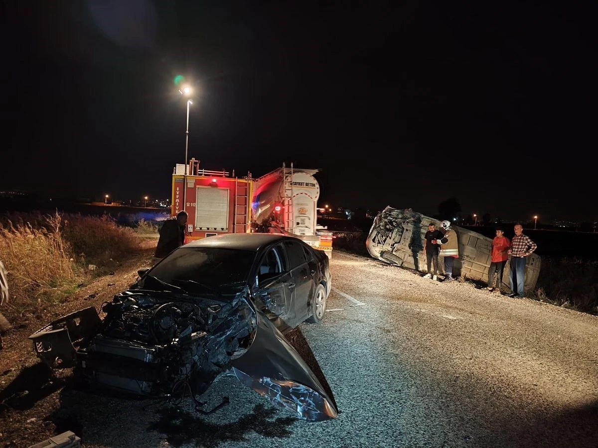 Otomobille, minibüs çarpıştı: 3 yaralı
