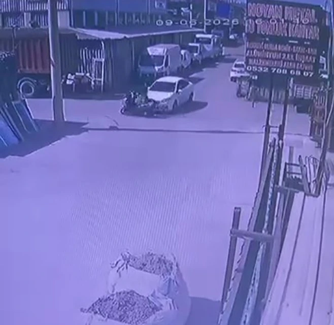 Otomobille motosikletin &ccedil;arpıştığı kaza anı kameraya yansıdı: 1 yaralı

