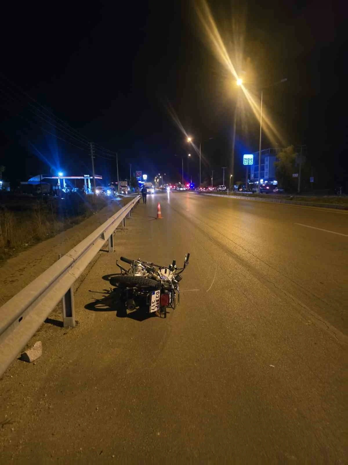 Otomobille motosikletin çarpıştığı kazada bir kişi öldü, 2 kişi yaralandı
