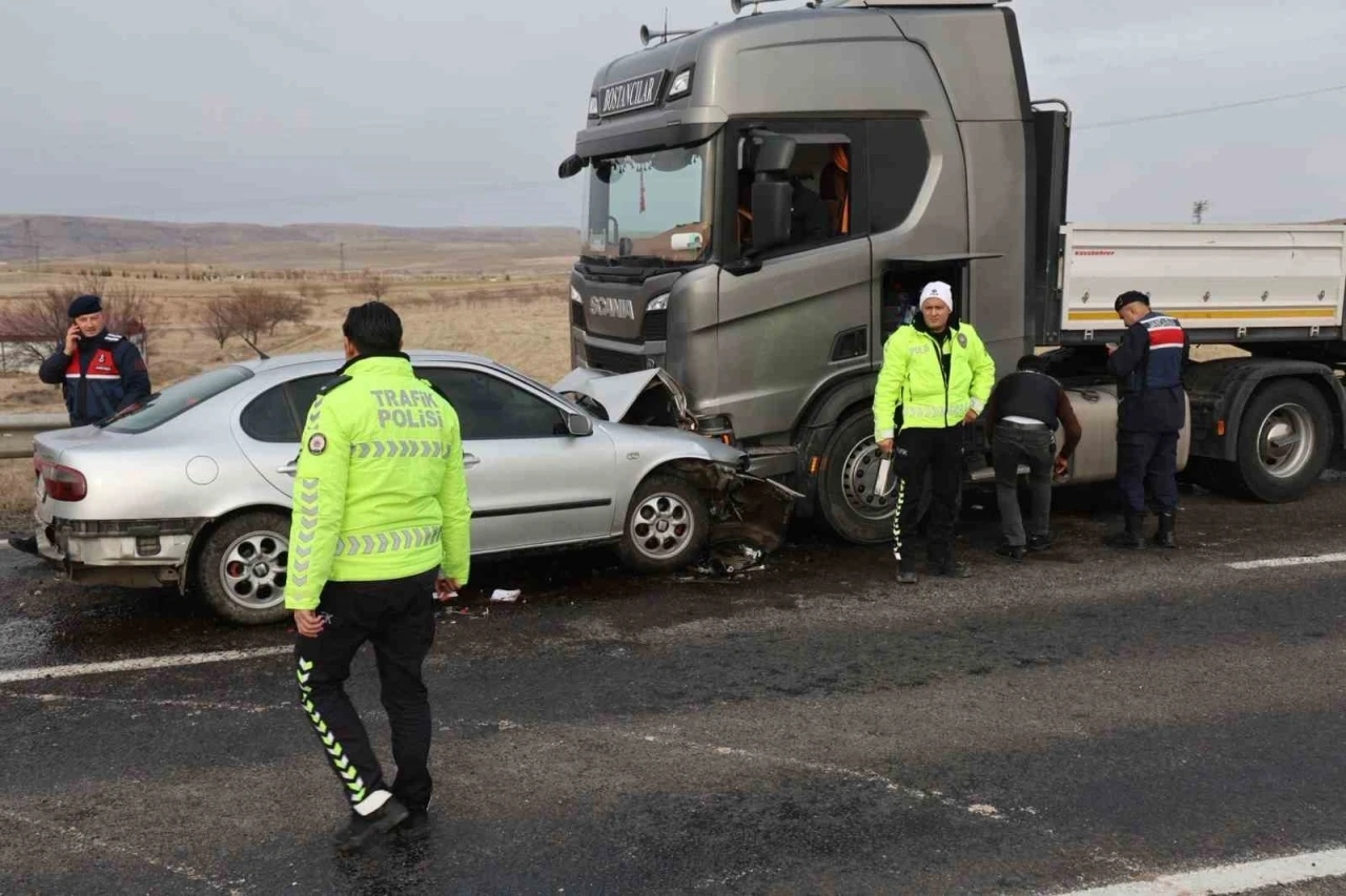Otomobille tır kafa kafaya &ccedil;arpıştı: 1 &ouml;l&uuml; 1&rsquo;i ağır 3 yaralı
