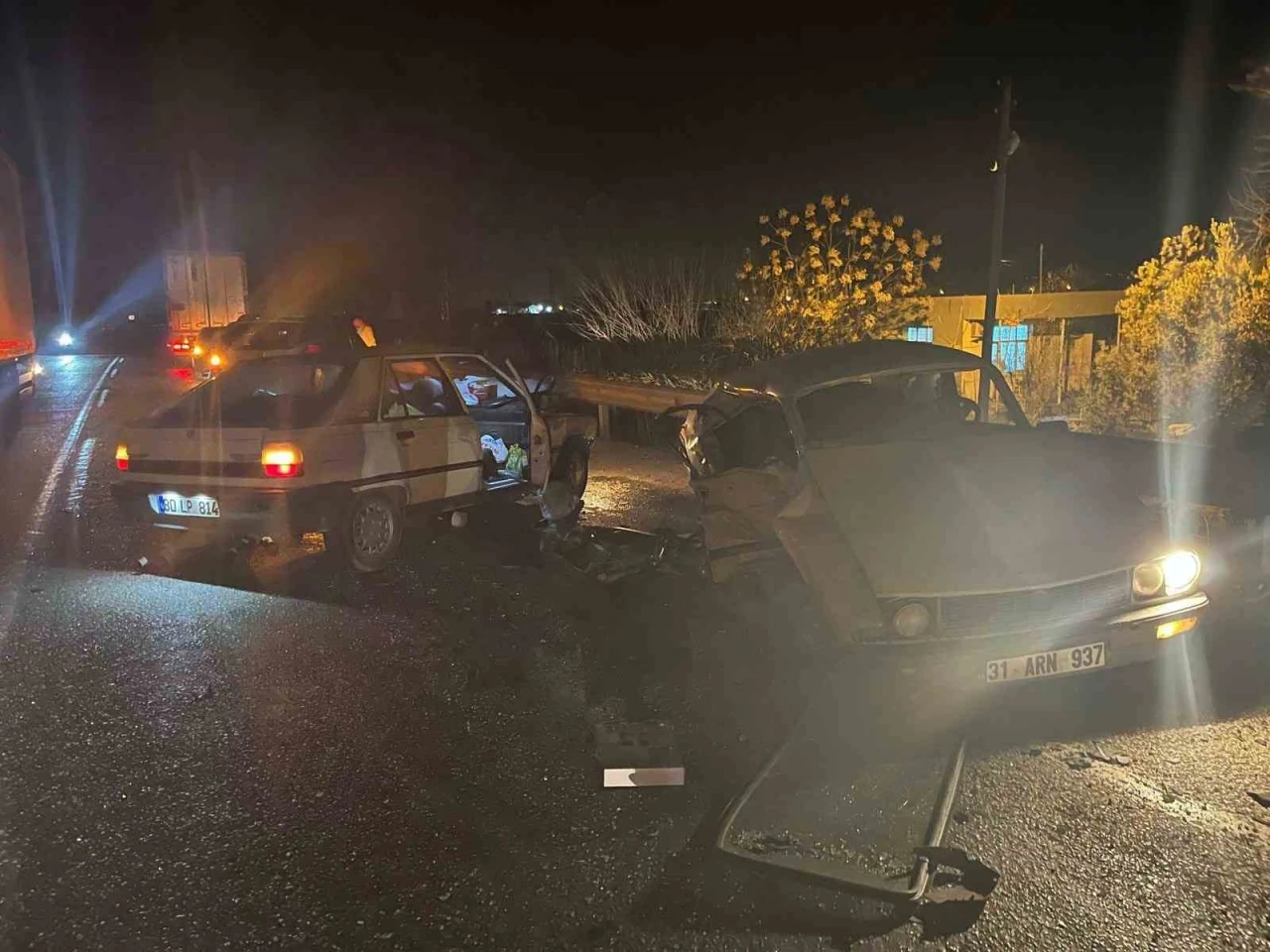 Otomobiller &ccedil;arpıştı: 1 &ouml;l&uuml;, 2 yaralı
