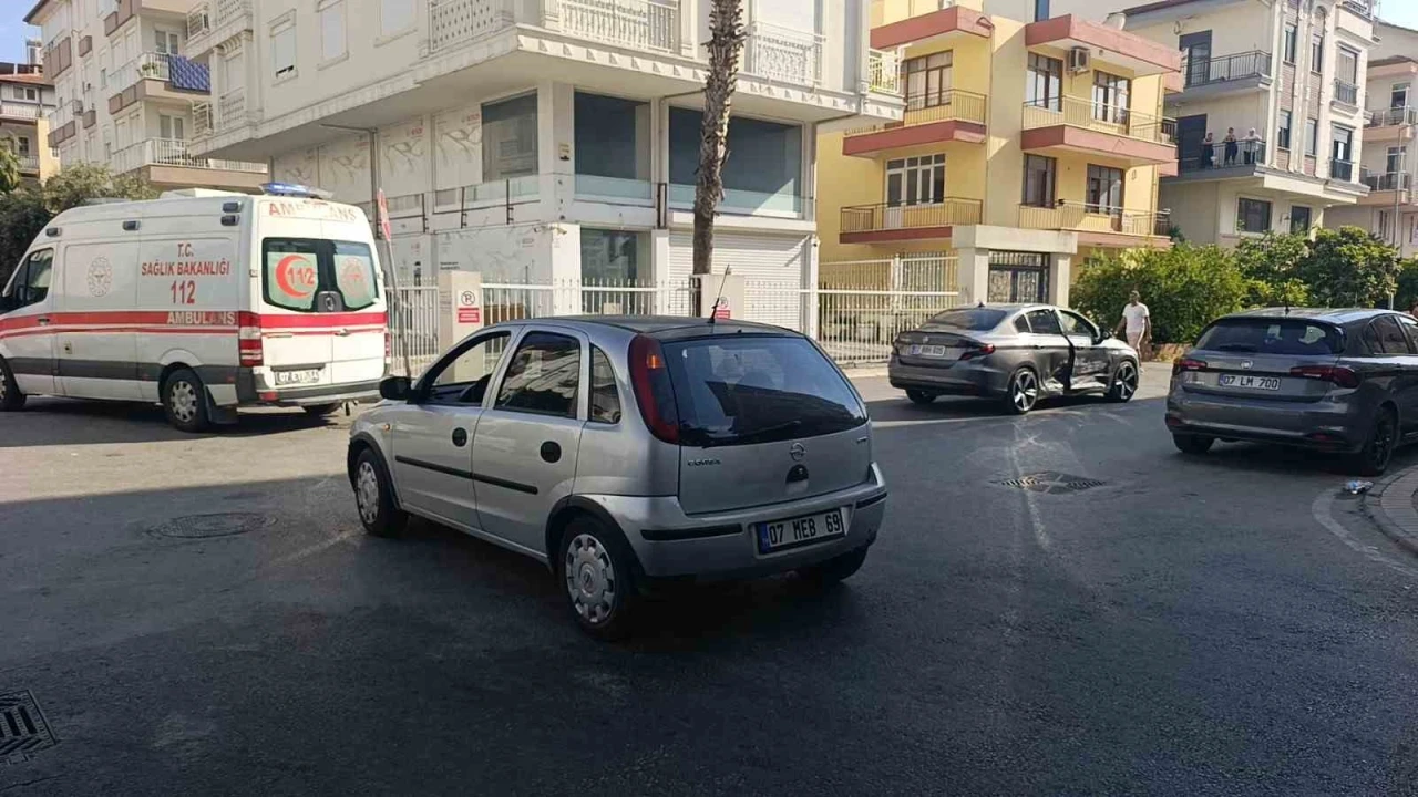 Otomobiller &ccedil;arpıştı, kaza anı kameraya yansıdı
