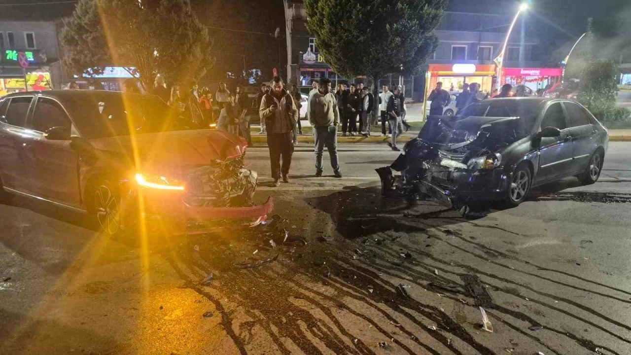 Otomobiller kafa kafaya çarpıştı: 2 yaralı
