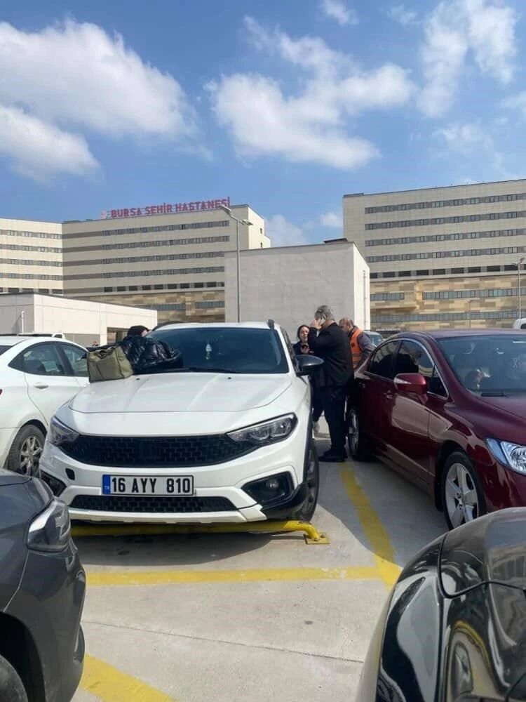 Otoparkta panik dolu anlar... Ara&ccedil;ta kilitli kalan &ccedil;ocuk cam kırılarak kurtarıldı
