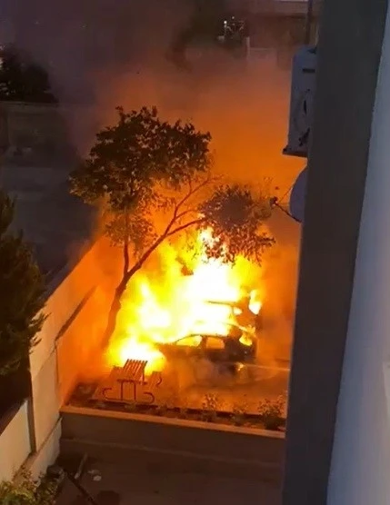 Otoparktaki 2 lüks araç yanarak küle döndü
