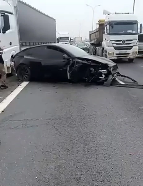 Otopilottaki Tesla karşı şeride daldı: O anlar kamerada

