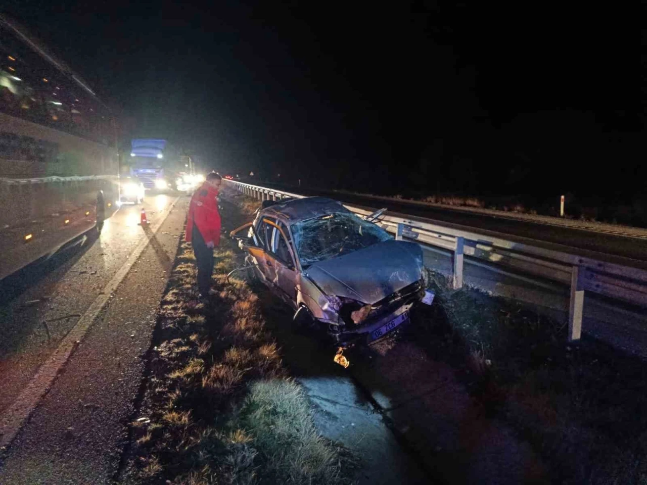 Otostopla bindiği araç mezarı oldu: 1 ölü, 2 yaralı
