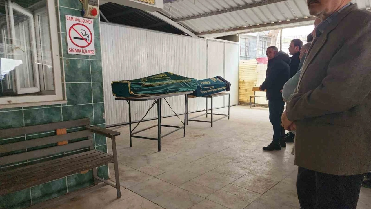 Otoyol gişelerindeki kazada &ouml;len &ccedil;ift g&ouml;zyaşlarıyla uğurlandı
