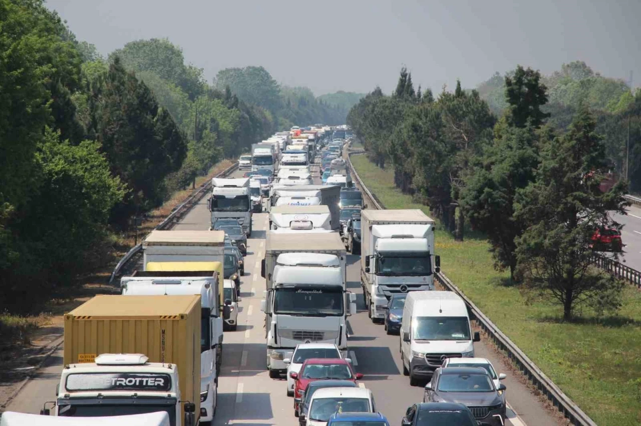 Otoyolda lastiği patlayan tır, bariyerlere çarptı: Bölgede uzun araç kuyrukları oluştu
