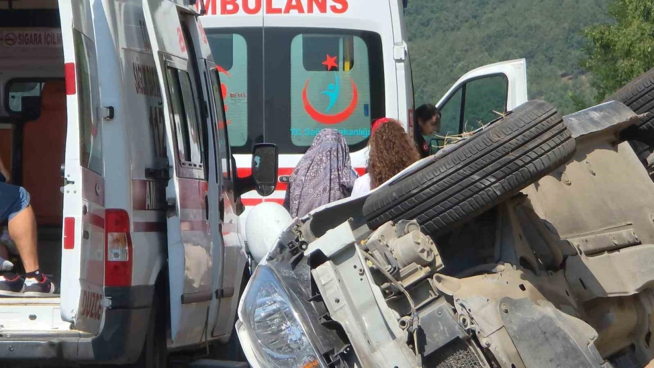 Otoyolda takla atan otomobilde 4 kişi yaralandı
