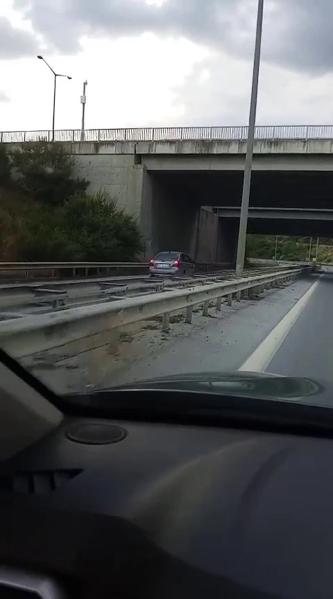 Otoyolda ters şeritte ilerleyen otomobil hayrete d&uuml;ş&uuml;rd&uuml;
