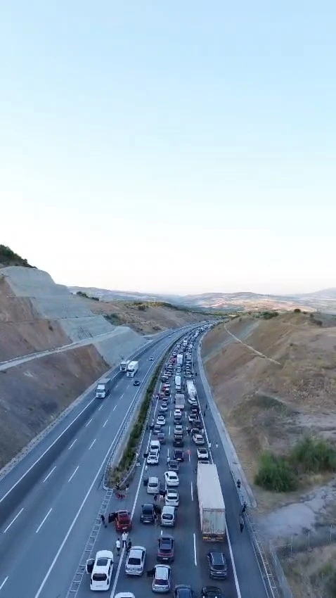 Otoyolda tır ile akaryakıt tankeri çarpıştı: 1 yaralı
