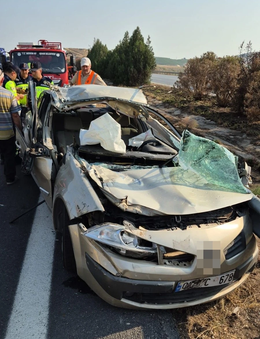 Otoyolda tıra çarpan otomobil hurdaya döndü: 2 yaralı

