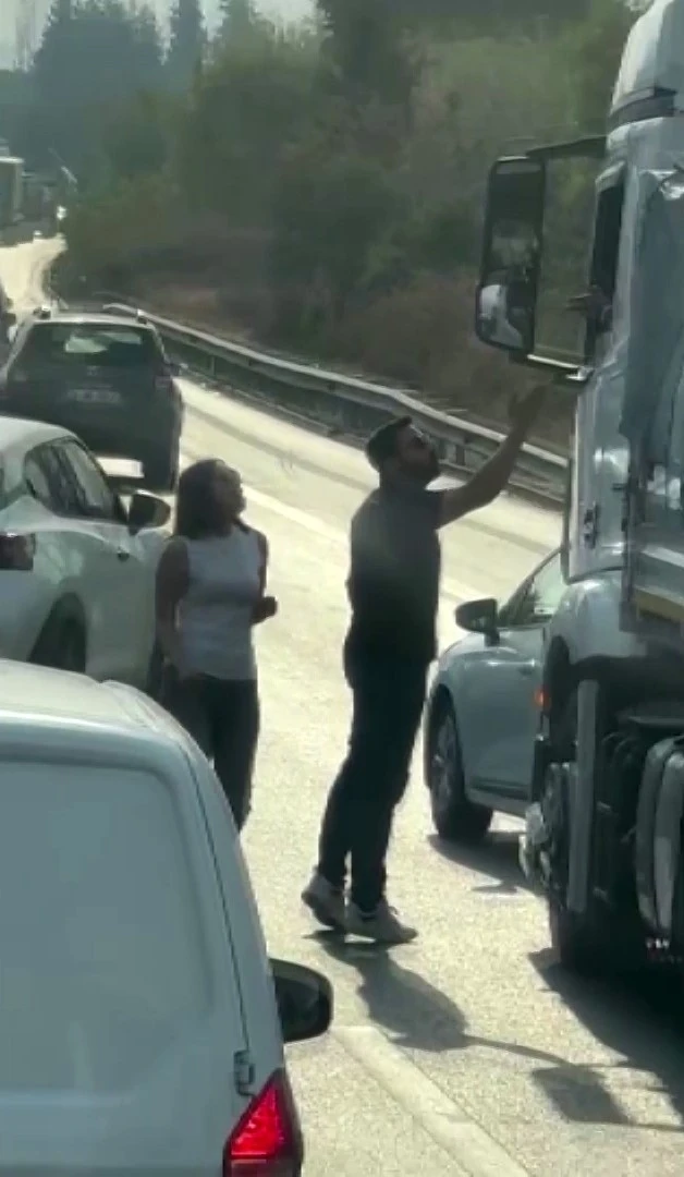 Otoyolda trafik terörü, yol kesip sürücüyle tartıştılar
