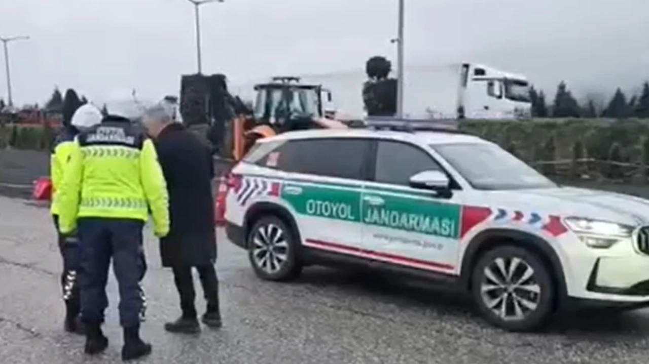 Otoyolda yasak yerden d&ouml;n&uuml;ş yapan otob&uuml;s s&uuml;r&uuml;c&uuml;s&uuml;ne ceza
