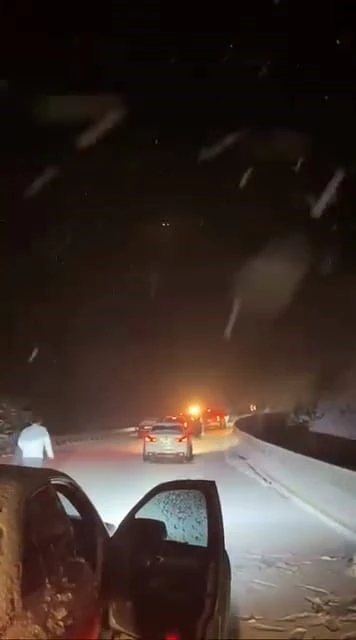 Oylat Kaplıcaları&rsquo;nda 20 ara&ccedil; yolda mahsur kaldı
