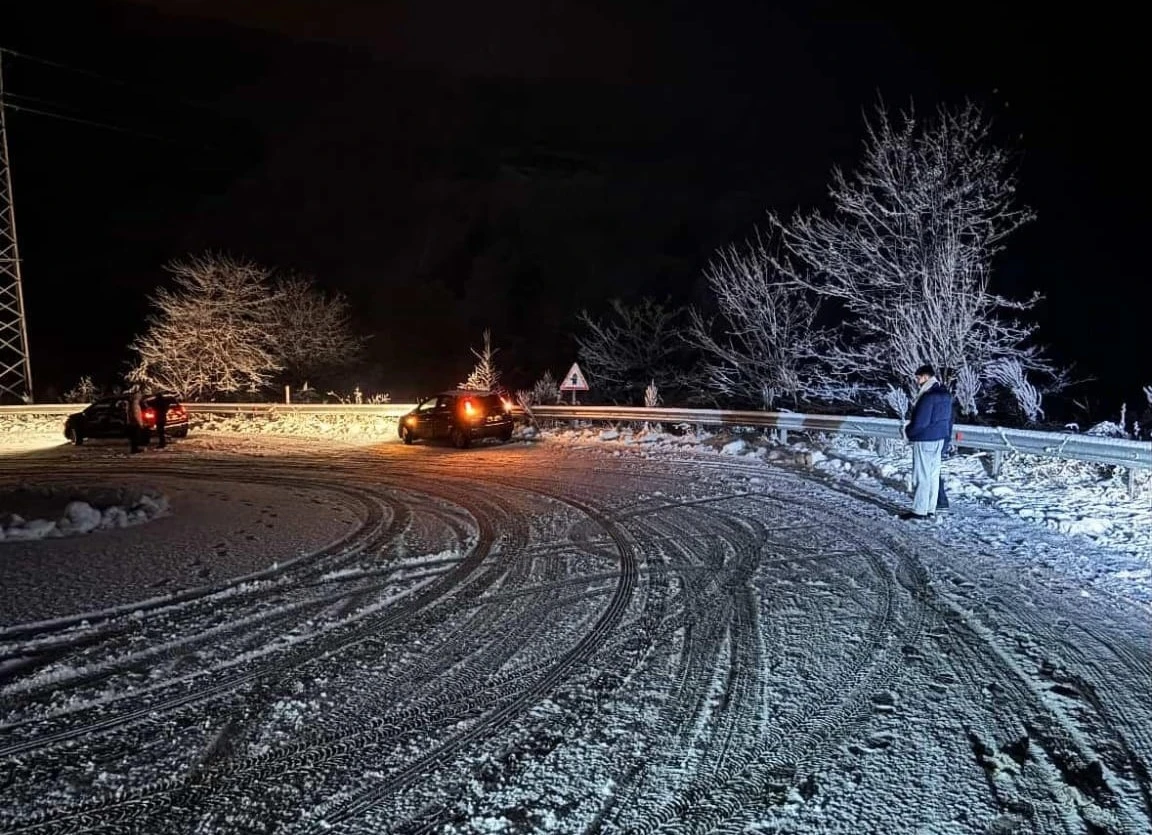 Oylat Kaplıcaları yolu kar nedeniyle kapandı
