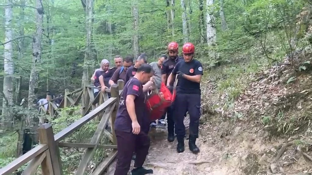 Oylat Şelalesi&rsquo;nde d&uuml;şen kadın, ekiplerin zorlu &ccedil;alışmasıyla kurtarıldı
