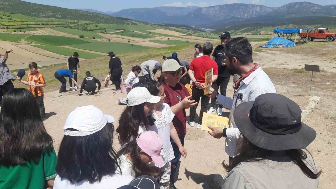 Oymaağaç Höyüğü’nde öğrencilere arkeoloji deneyimi
