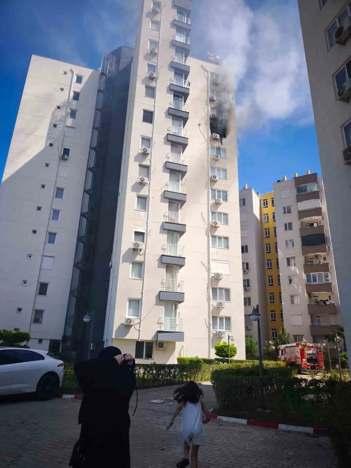 Oyun oynarken yakılan mum daireyi k&uuml;le &ccedil;evirdi
