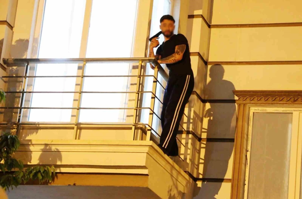 Oyuncak tabancayla polisi alarma geçirdi
