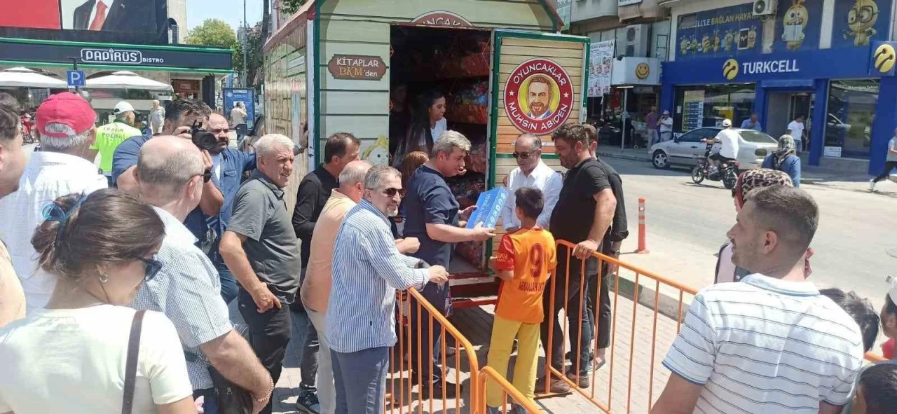 Oyuncakçı Amca, çocukların yüzünü güldürdü
