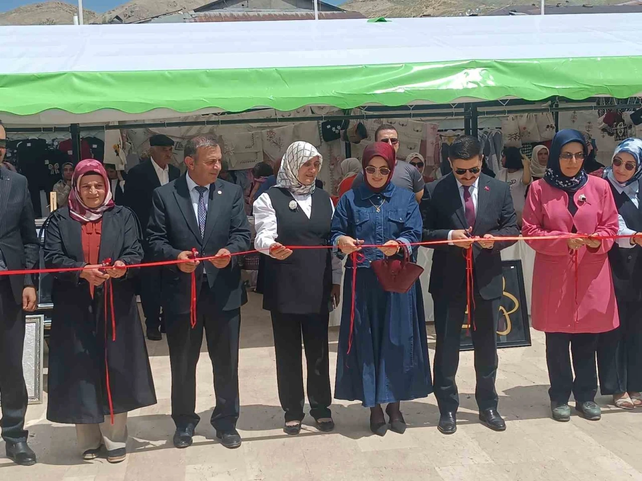 Özalp Halk Eğitim Merkezi Müdürlüğünün yılsonu sergisi yoğun