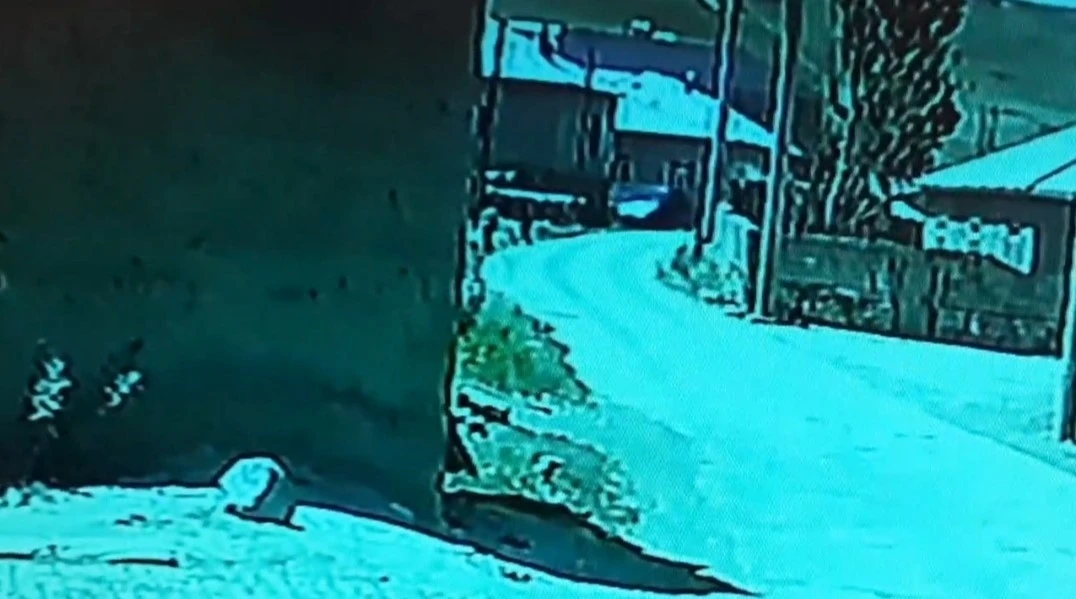 Özalp’ta kamyonet duvara çarptı, çocuklar korkuyla kaçtı
