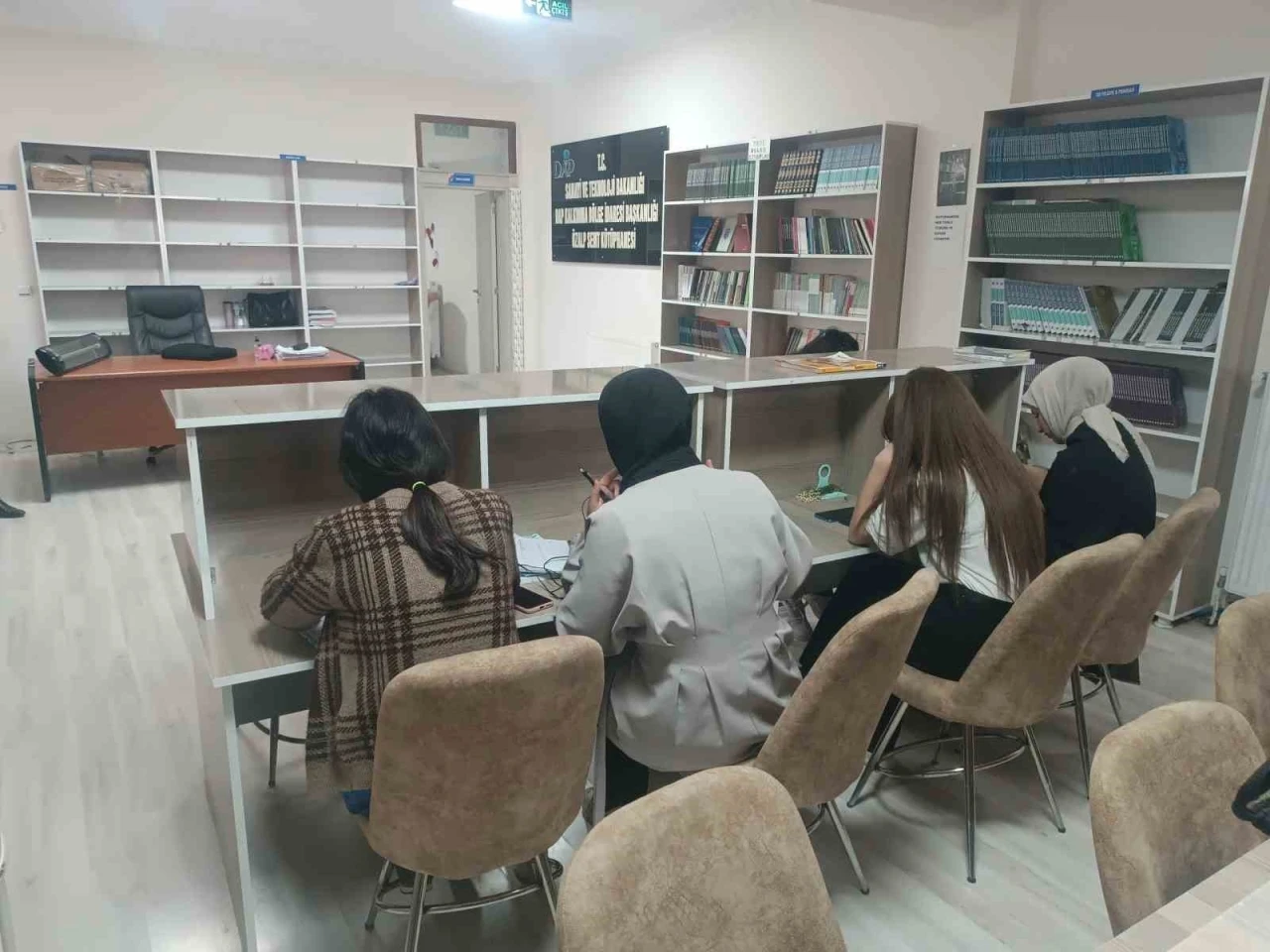 &Ouml;zalp&rsquo;te Diyanet Et&uuml;t Merkezi ve k&uuml;t&uuml;phane yoğun ilgi g&ouml;r&uuml;yor
