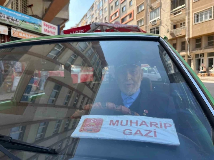 (&Ouml;ZEL) 93 yaşındaki Kore gazisi 48 yıllık aracına gelen teklifleri reddediyor
