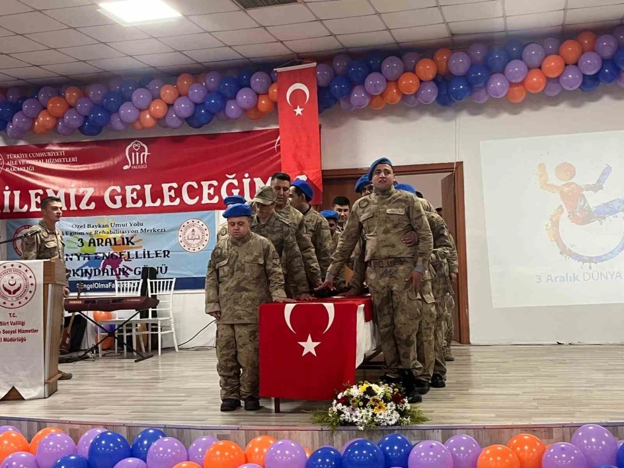 Özel bireyler askeri kamuflaj giyerek yemin törenine katıldı
